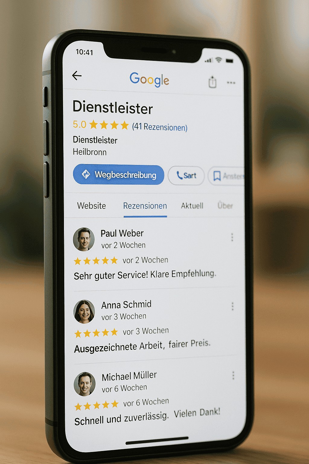 Realistische Smartphone Nahaufnahme mit geöffnetem Google Maps Eintrag eines Dienstleisters in Heilbronn, viele Sterne und aktuelle Rezensionen sichtbar, natürliche Beleuchtung, moderner Stil
