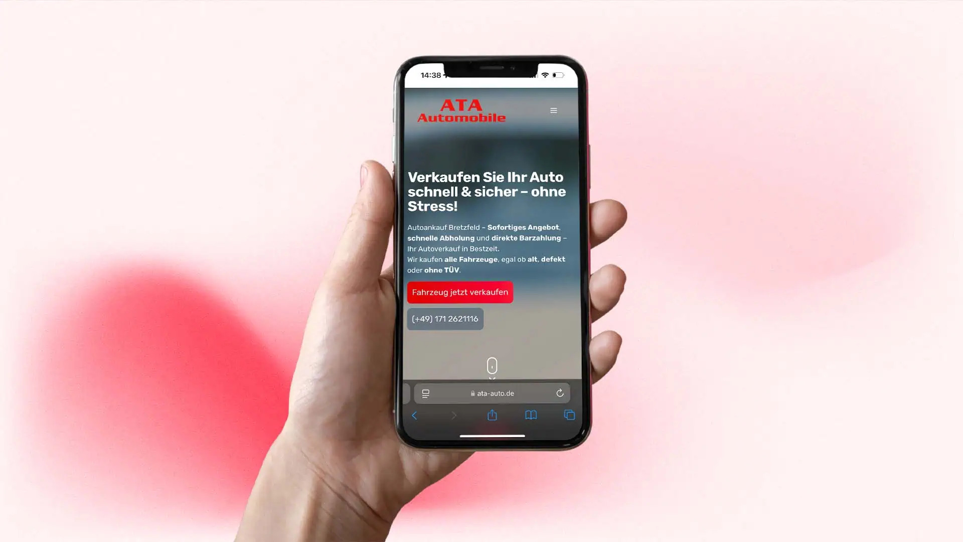 Hand hält ein Smartphone, auf dem die mobile Website von ATA Automobile mit der Headline Verkaufen Sie Ihr Auto schnell und sicher – ohne Stress zu sehen ist.