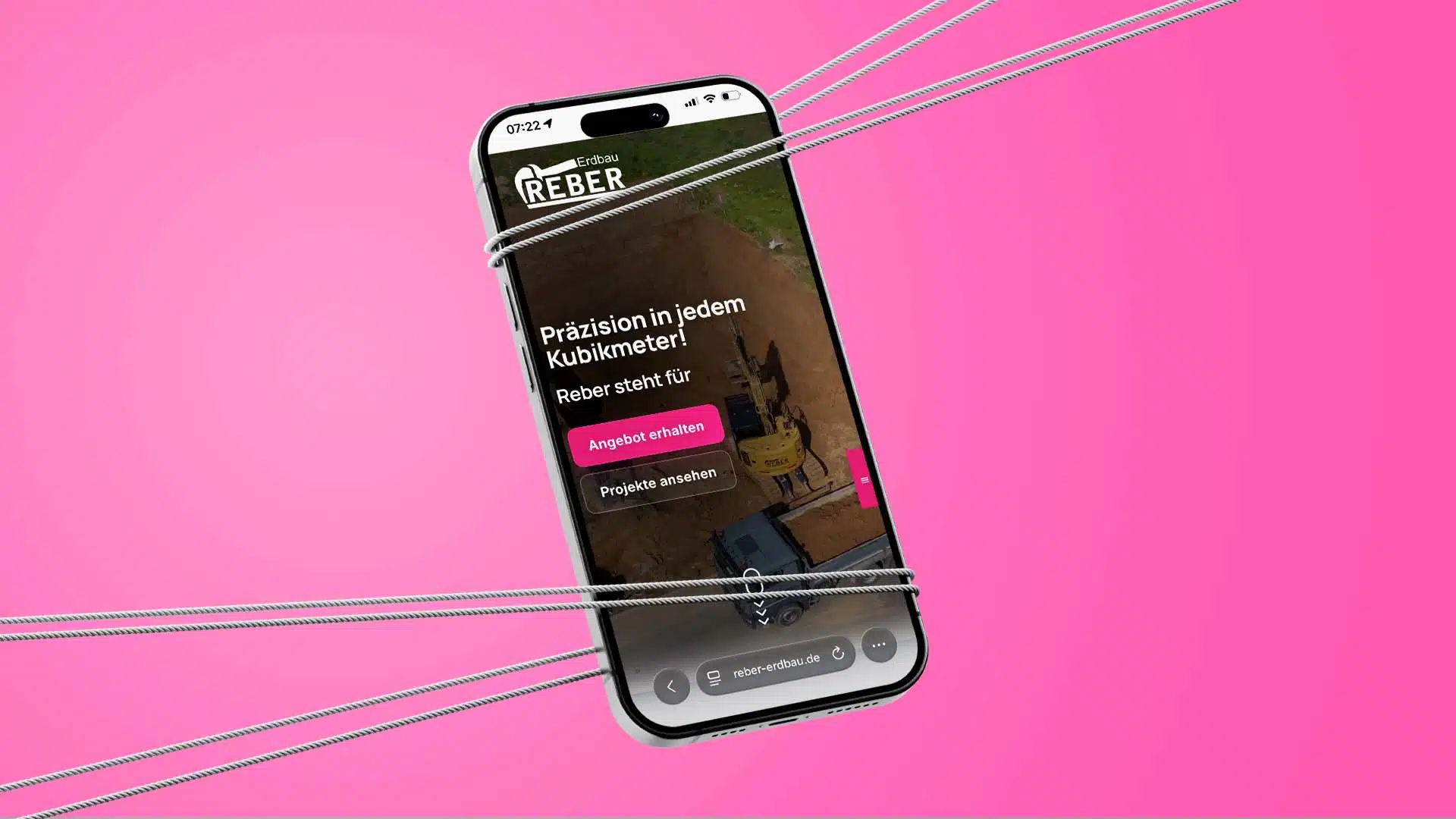 Smartphone zeigt die mobile Website von Reber Erdbau mit dem Text Präzision in jedem Kubikmeter und den Buttons Angebot erhalten und Projekte ansehen.