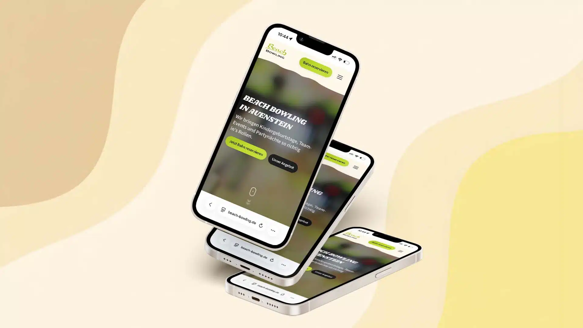 Drei Smartphones zeigen die mobile Website von Beach Bowling Auenstein mit der Headline Beach Bowling in Auenstein und dem Button Bahn reservieren.