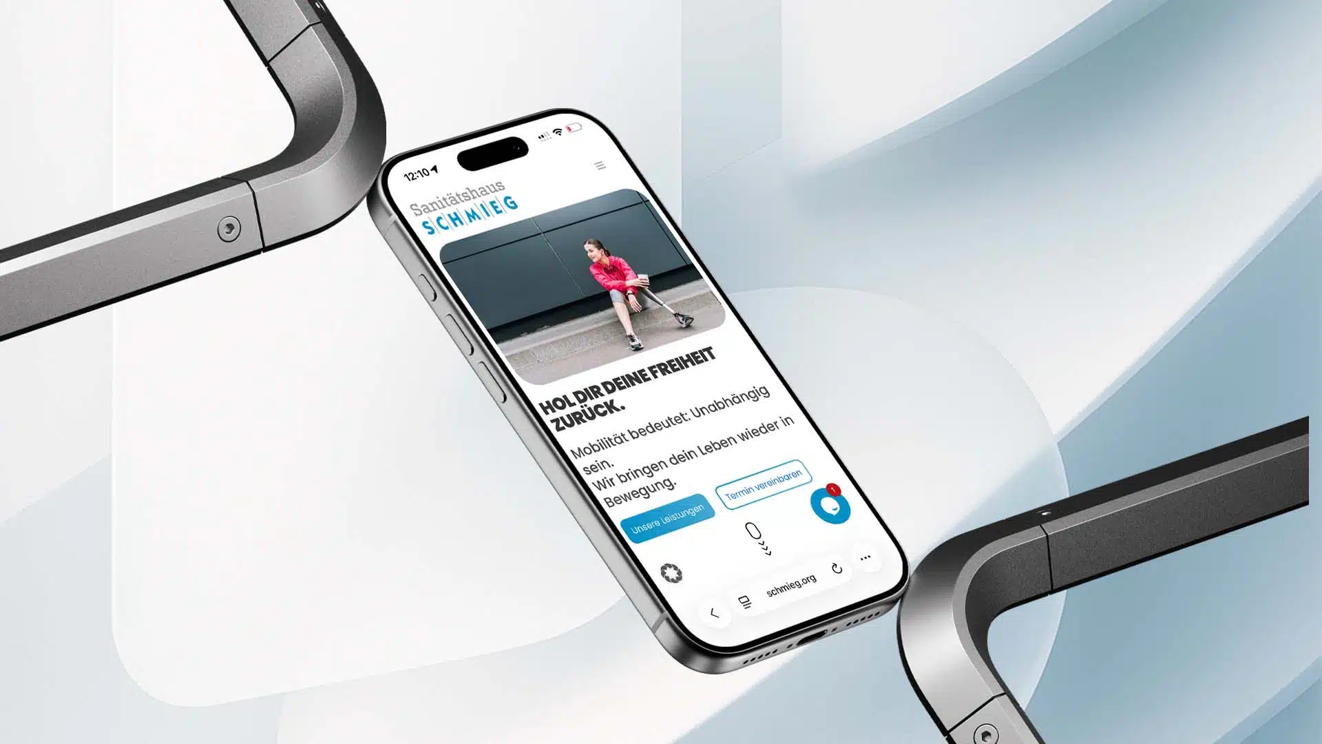 Smartphone zeigt die mobile Website von Sanitätshaus Schmieg mit der Headline Hol dir deine Freiheit zurück und den Buttons Unsere Leistungen und Termin vereinbaren.