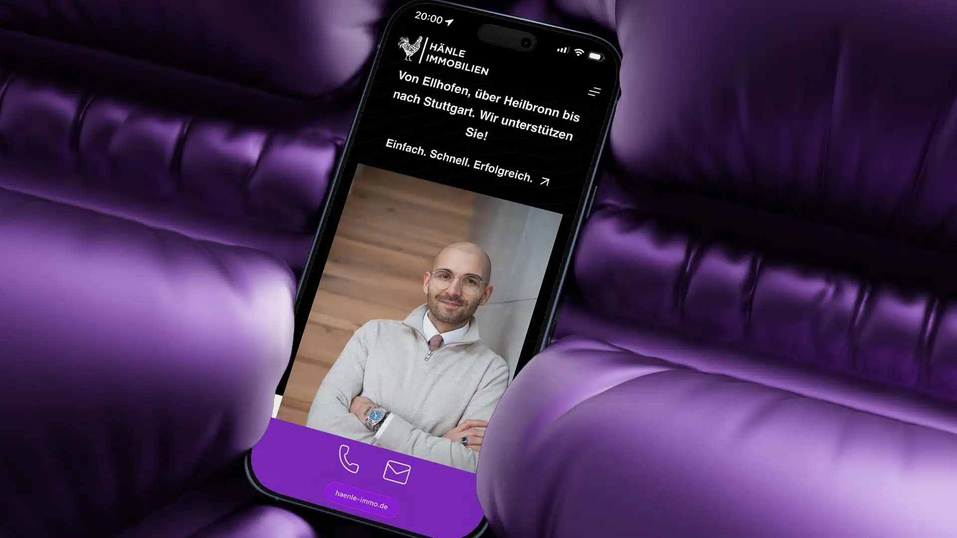 Smartphone zeigt die mobile Website von Hänle Immobilien mit einem Portraitfoto und einer auffälligen Kontaktleiste mit Telefon- und E-Mail-Symbolen.