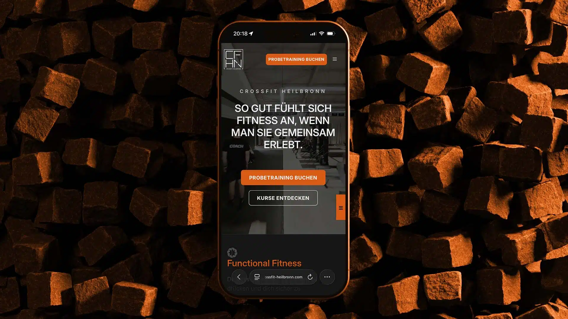 Smartphone zeigt die mobile Website von CrossFit Heilbronn mit der Headline So gut fühlt sich Fitness an, wenn man sie gemeinsam erlebt und dem Button Probetraining buchen.