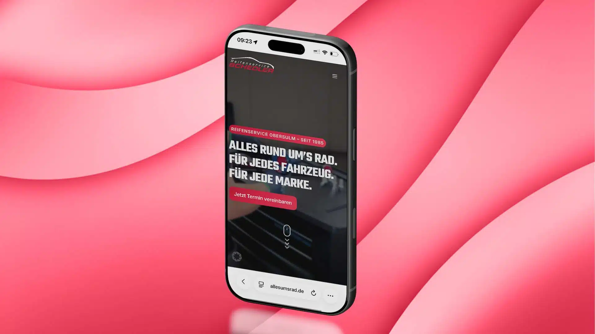 Smartphone zeigt die mobile Website von Reifendienst Schedler mit der Headline Alles rund um’s Rad und dem Button Jetzt Termin vereinbaren.