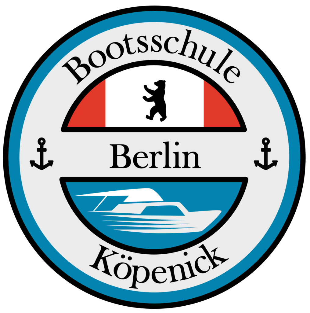 Rundes Logo der Bootsschule Berlin Köpenick mit Berliner Bär, Ankersymbolen und stilisiertem Motorboot.